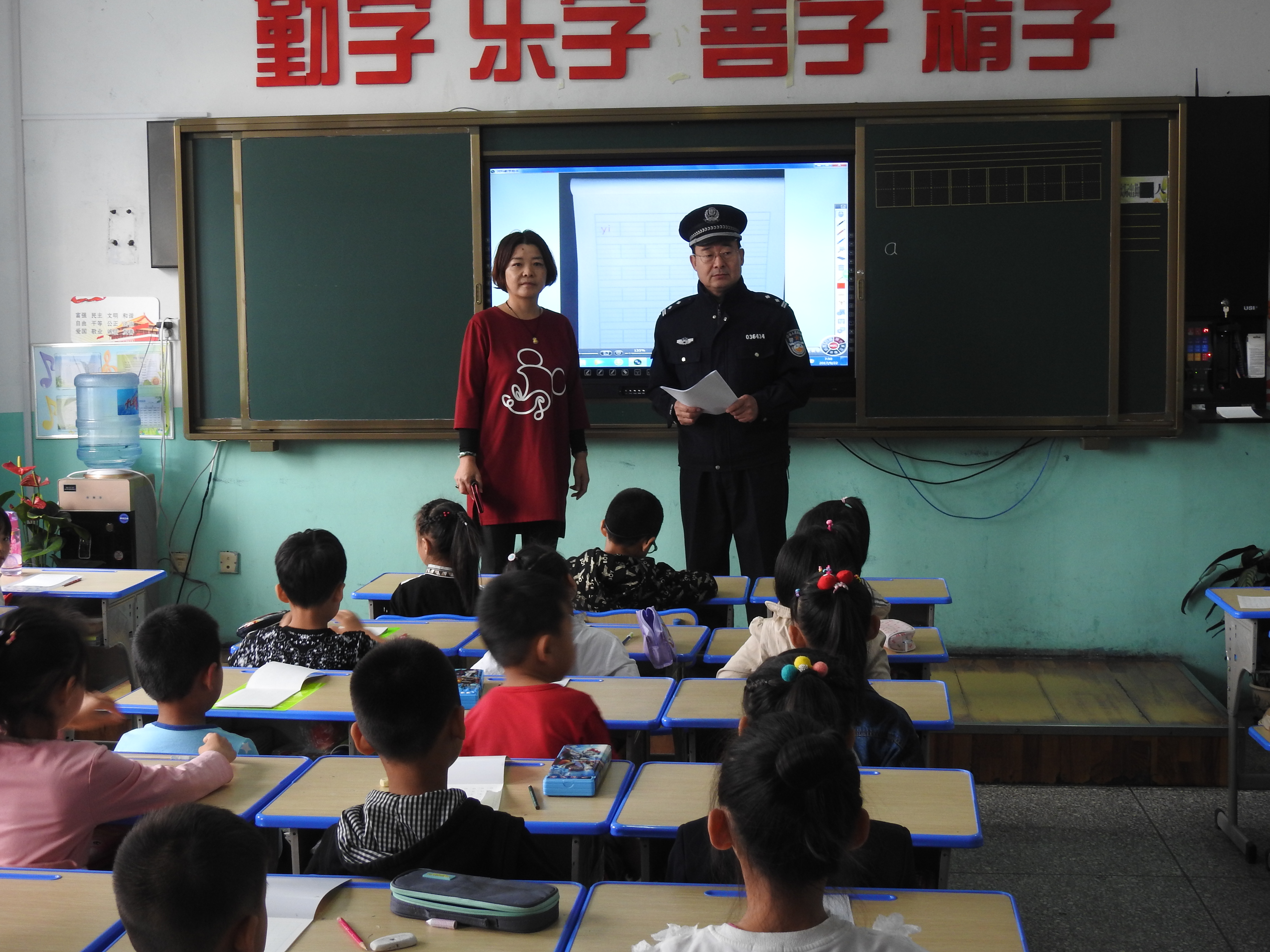 民警到学生中宣讲